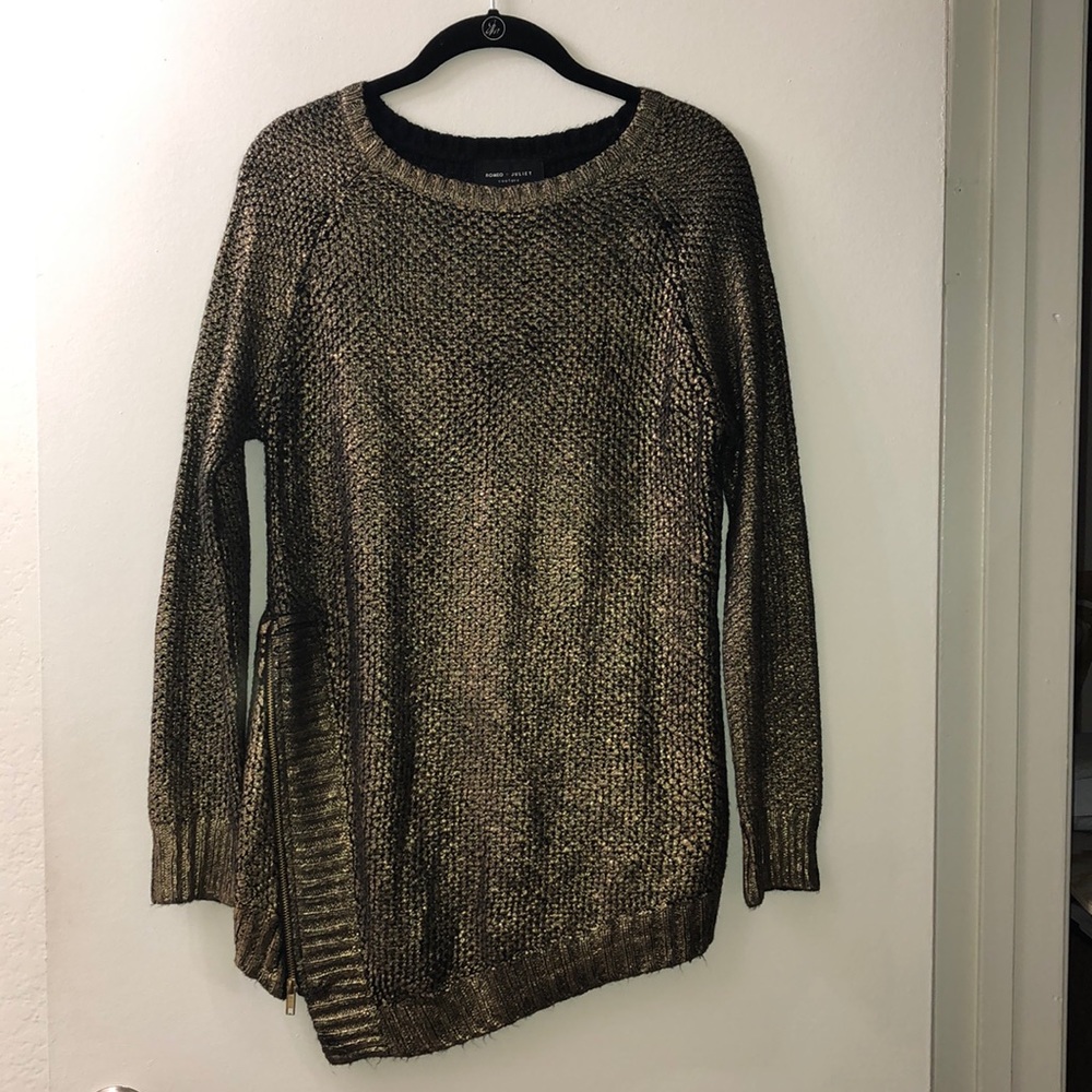 Romeo + Juliet Couture Black and Gold Sweater